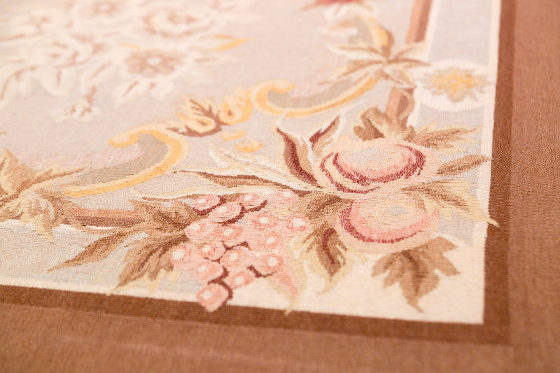 Tapiz Aubusson de lujo convertido en alfombra. Diseño floral clásico. Hecho a mano. Añade elegancia a cualquier habitación.